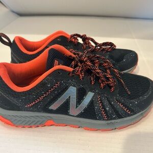 New Balance Women's 6 or Youth 5 T590v4 Trail running sneakers
